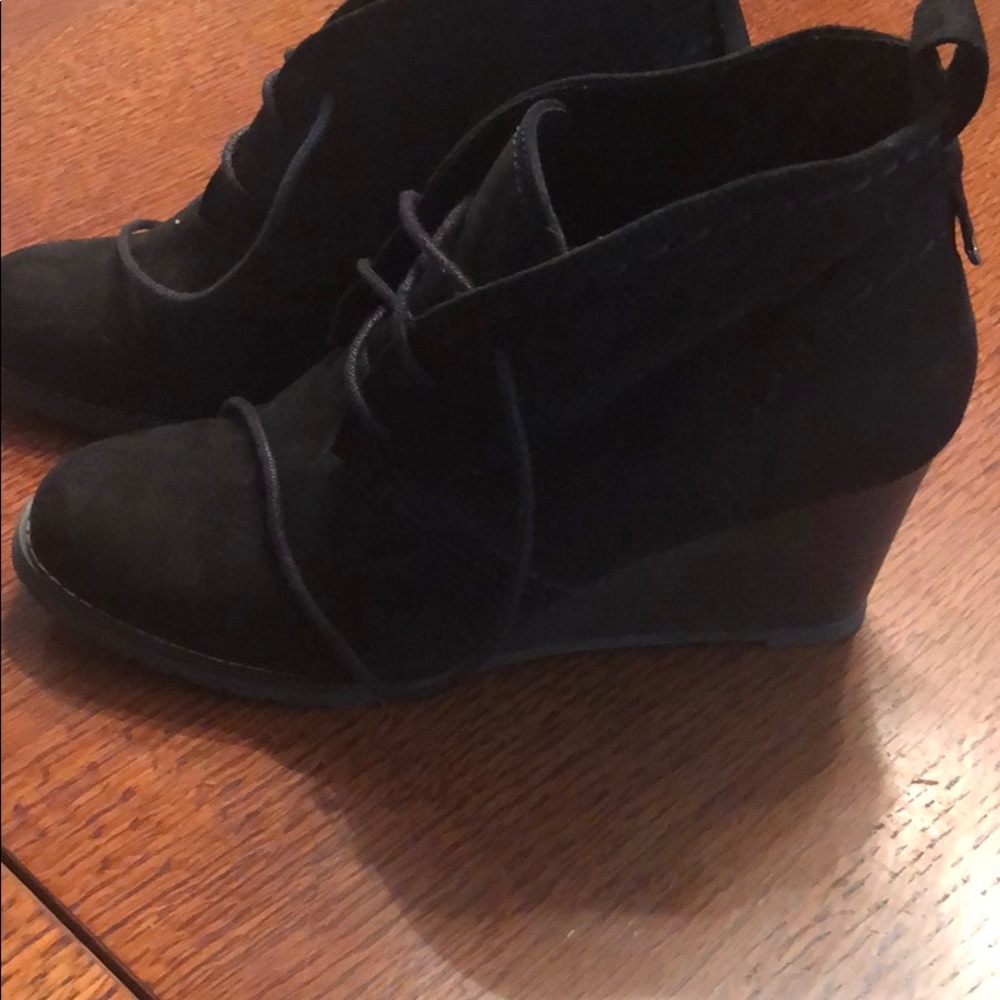 SO black suede women’s size 10 wedge.